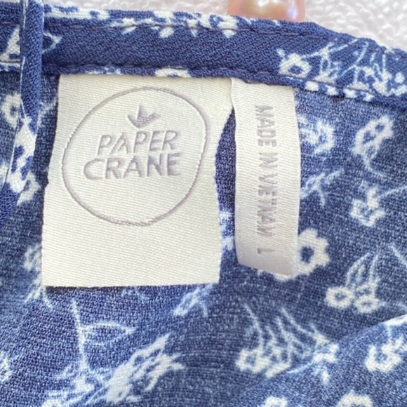 Paper crane in size l blue and white small floral print large ruffle length 27” - Picture 6 of 7